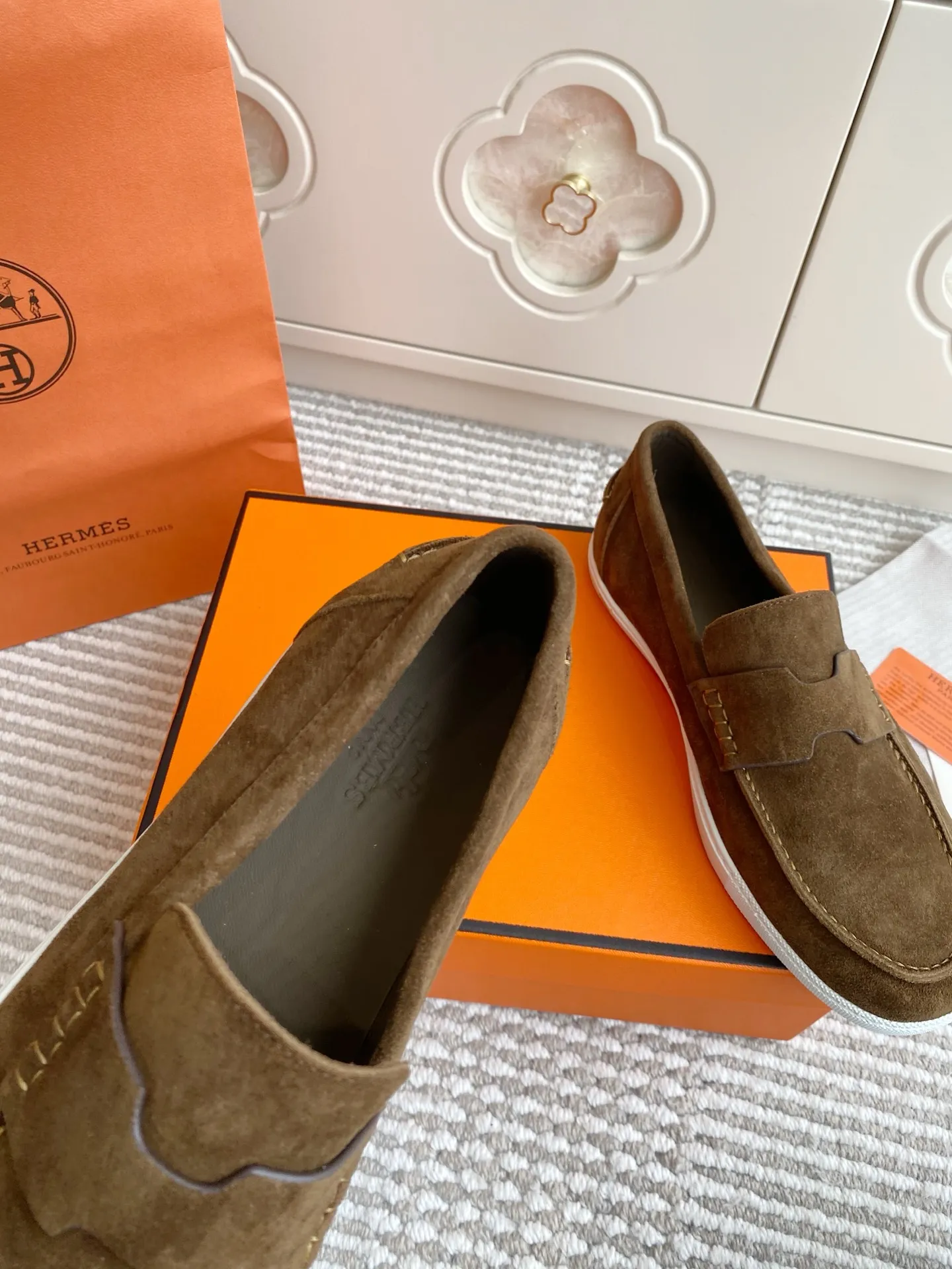 p560✨Hermes Couple Loafers｜Walking in the urban high-end, easily wearing Hermès temperament✨Who says luxury and comfort can’t have both?  This pair of H’s classic loafers really does it!  ▪️"Customized imported Yangjing fabric" is soft and delicate ▪️"Full sheepskin lining" + "soft-soled shoes" design. Your feet will be healed the moment you put them on~ It's like stepping on clouds☁️You won't feel tired after walking all day!  The iconic "H" buckle is low-key and luxurious. It is matched with a rubber outsole. It is lightweight and stylish. Whether you are commuting or shopping, you can easily achieve casual urban style🏙 Can be worn by couples. Full range of sizes, girls 35-41 | boys 39-45. Wear them together when going out. Sweet and high-end💑 Original mold opening. Details are in place. Those who understand will be attracted at a glance ️❤️ #Hermès loafers #coupleshoes #lightweight and versatile shoes